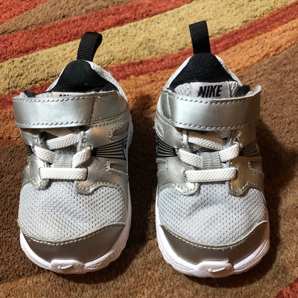 Nike Dart 10 Toddler Shoe Sneakers - Picture 2 of 8